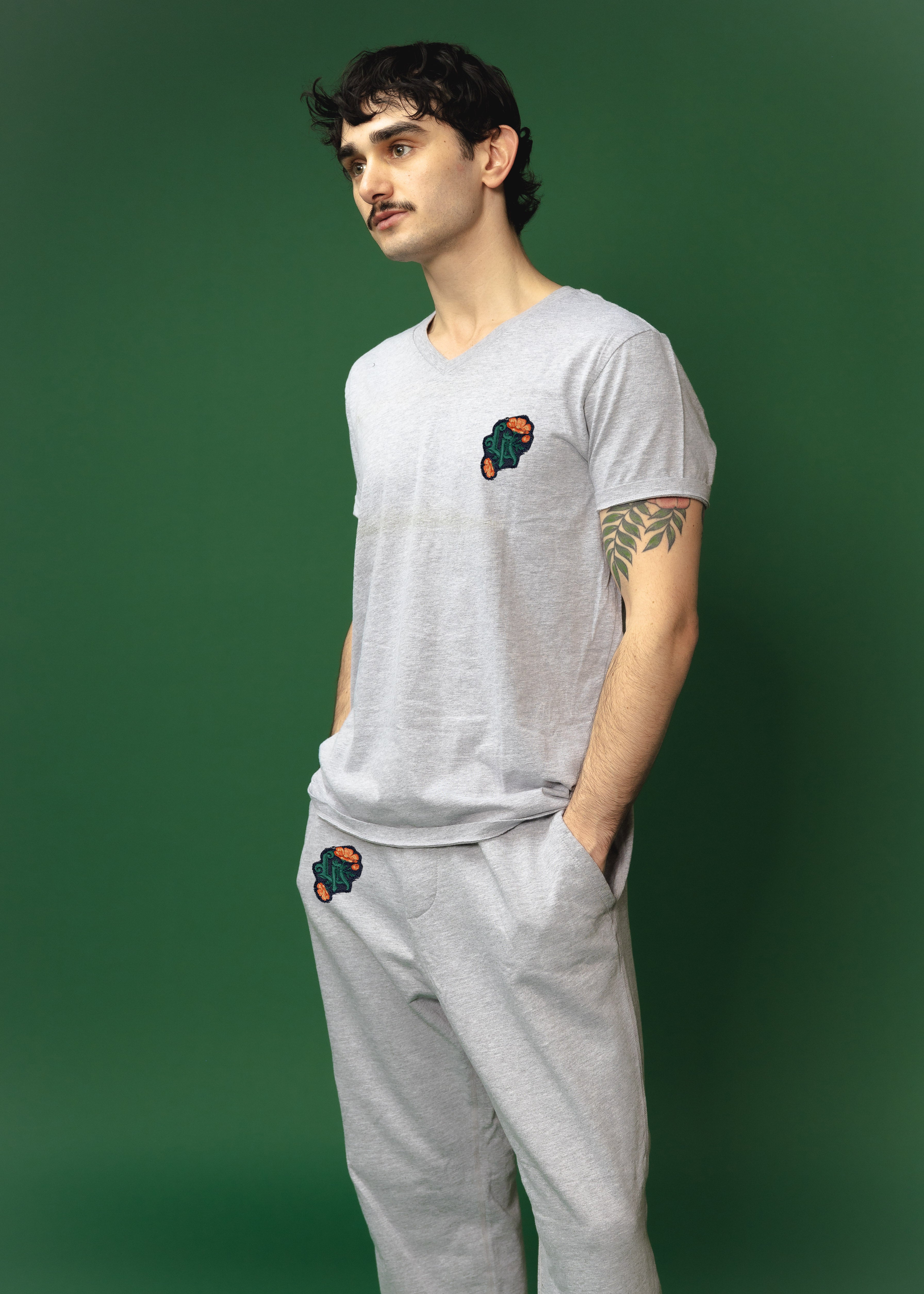 SHORT SLEEVE HEATHER V-NECK || HEATHER GREY